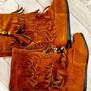 Kids size 8 suede fringe boots.